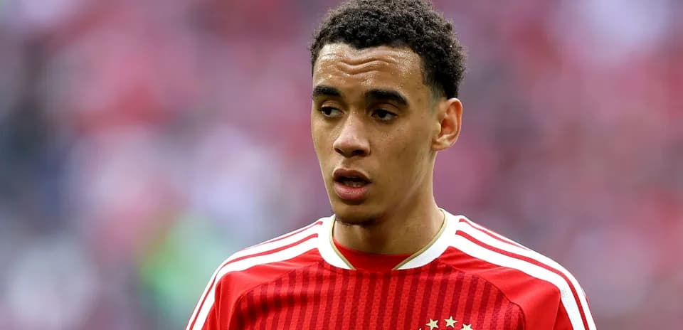 Futbolchi Bayern Munich formasida, maydon haqida o'ylamoqda