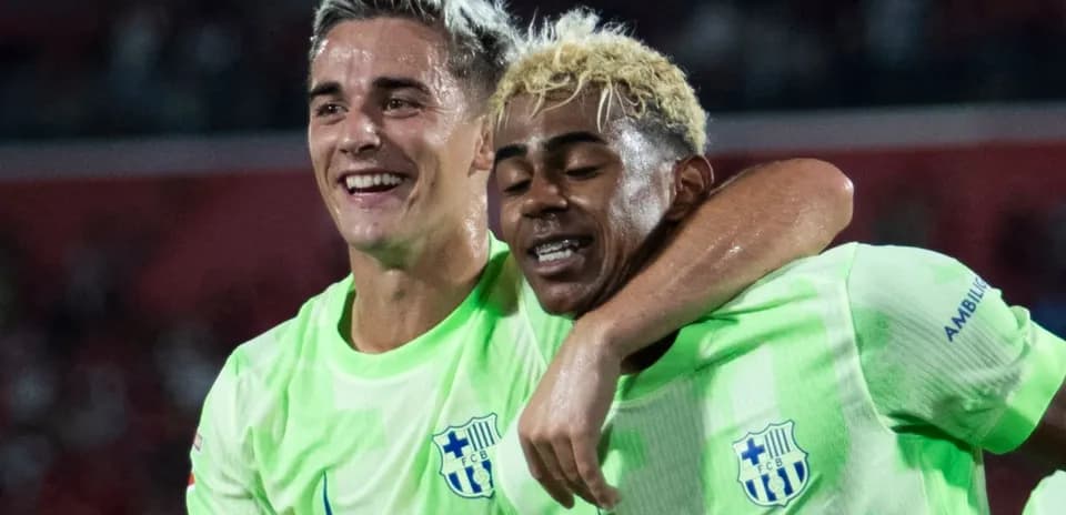 Ikkita futbolchi bir-biriga quchilib tabassum qilmoqda