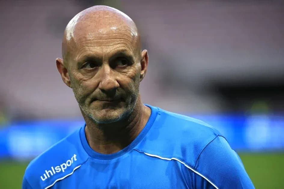 Murabbiy o'yin oldidan tayyorgarlik ko'rmoqda