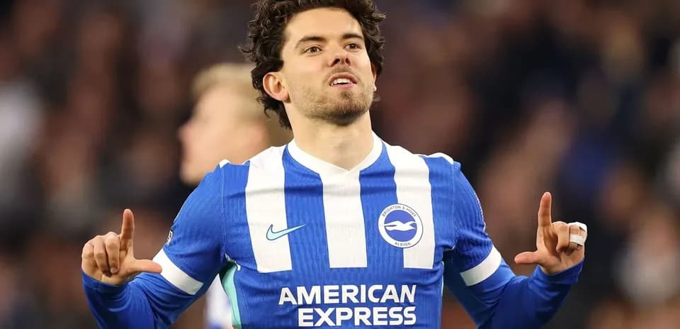 Futbolchi gol urganidan keyin qo'lni ko'taradi