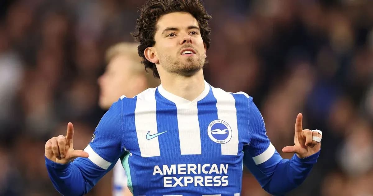Futbolchi gol urganidan keyin qo'lni ko'taradi
