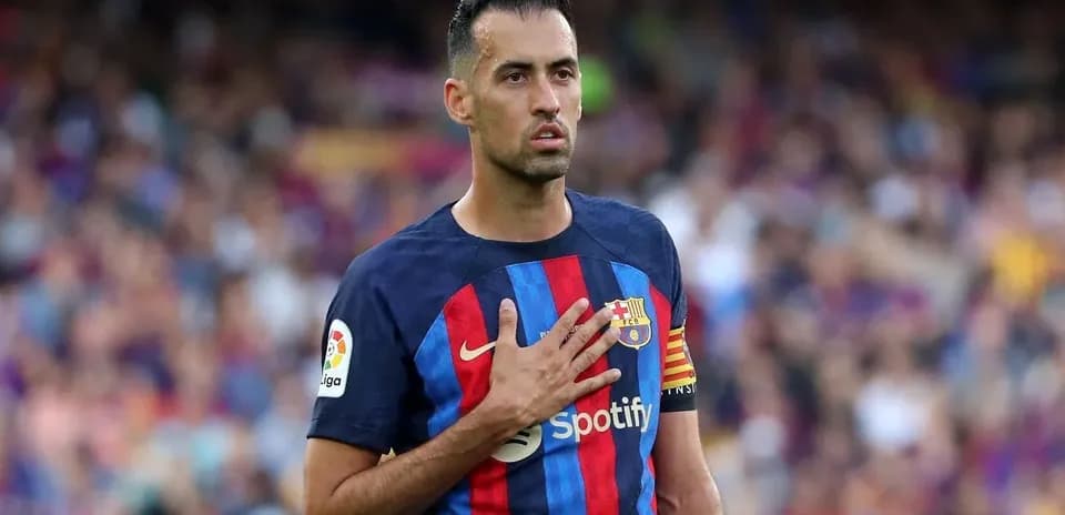 Futbolchi Sergio Busquets maydonda qo'lini yurak ustiga qo'ygan