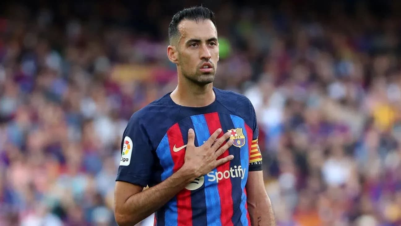 Futbolchi Sergio Busquets maydonda qo'lini yurak ustiga qo'ygan