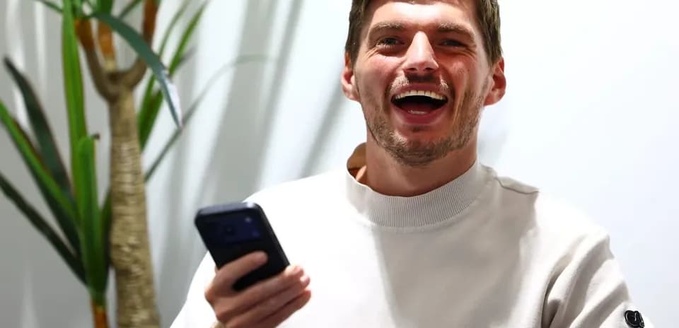 Yigit telefon tutgan va kulayotgan yigit