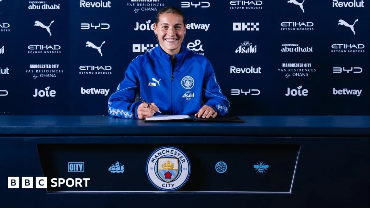 Futbolchi shartnoma imzolayotganida ko'rinadi