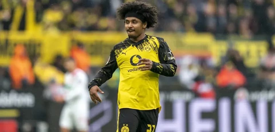 Futbolchi raqibga qarshi harakatda maydonda