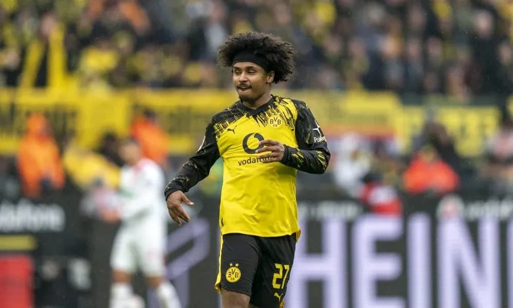 Futbolchi raqibga qarshi harakatda maydonda