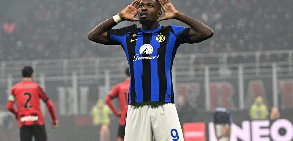 Futbolchi gol urganidan keyin qo'llarini quloqlari oldida tutmoqda