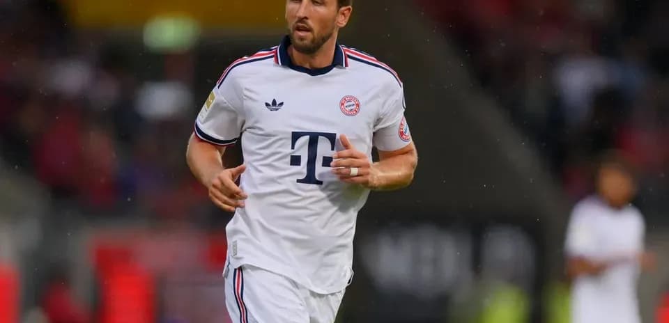 Futbolchi Bayern Munich formasida o'yin o'tkazmoqda
