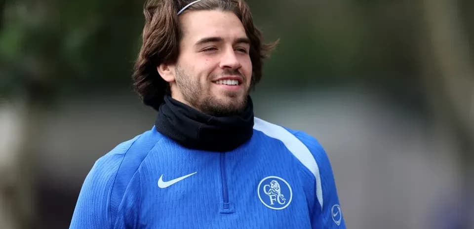Futbolchi mashg'ulotda ko'k forma kiygan