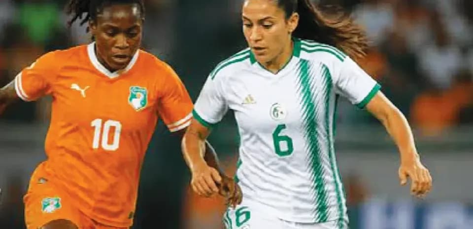Ivorian and Algerian players competing for the ball