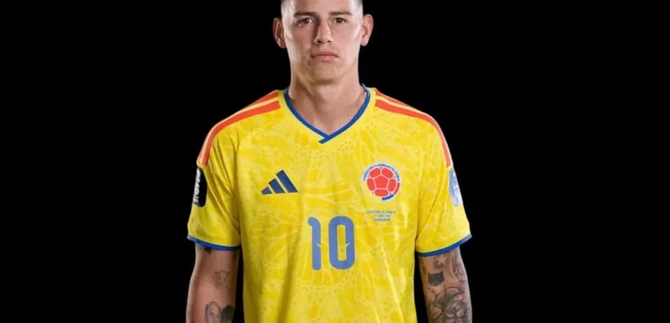 Futbolchi 10 raqamli forma kiygan