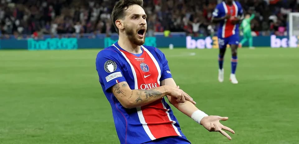 Futbolchi gol urib, gollarini nishonlayapti