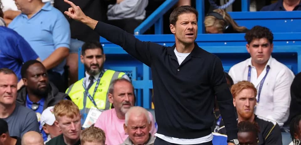 Murabbiy o'yin davomida ko'rsatma berayotgan