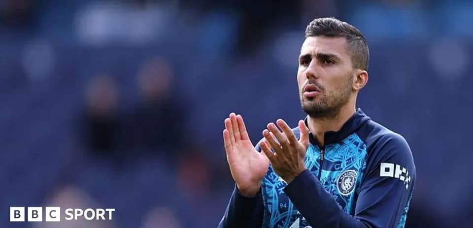 Futbolchi maydonda qo'llarini ochib turgan