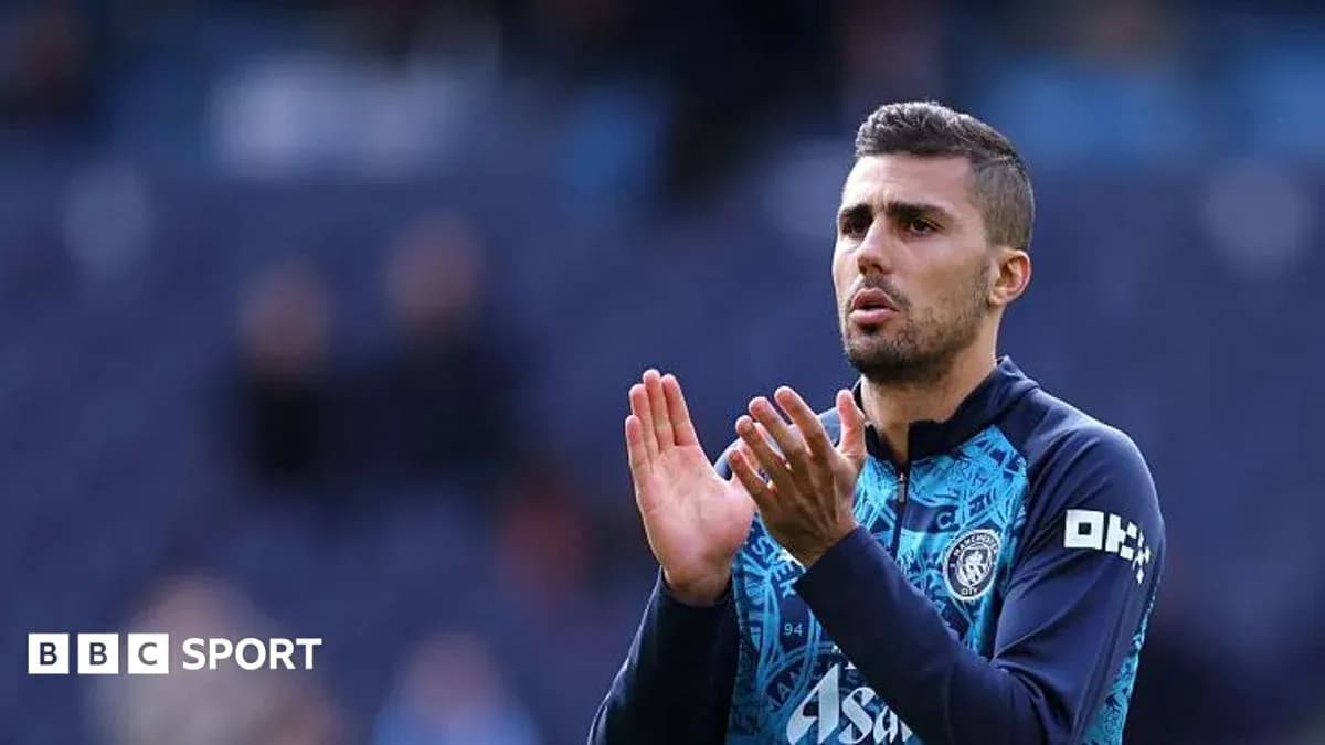 Futbolchi maydonda qo'llarini ochib turgan
