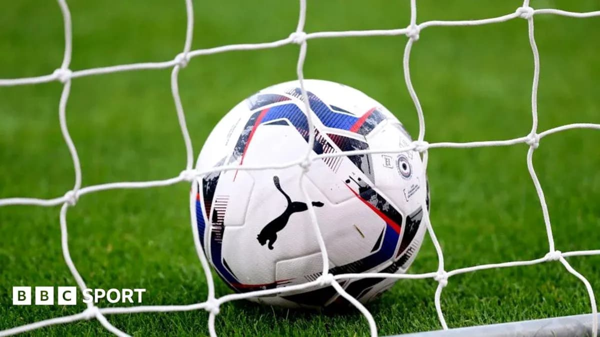 Futbol to'pi darvozaga tushib ketgan