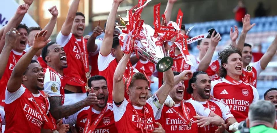 Arsenal players celebrating Premier League trophy victory