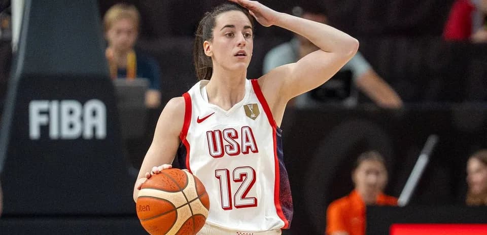 O'yin davomida to'pni ushlab turgan basketbolchi