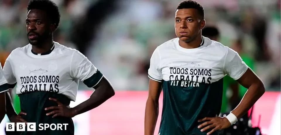 Ikkita futbolchi maydonda tayyorgarlik ko'rmoqda