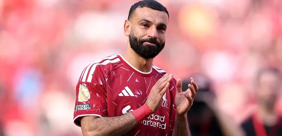 Futbolchi maydonda muxlislarga qo'l silamoqda