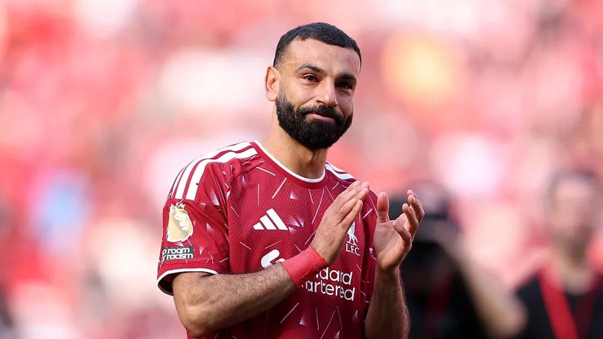 Futbolchi maydonda muxlislarga qo'l silamoqda