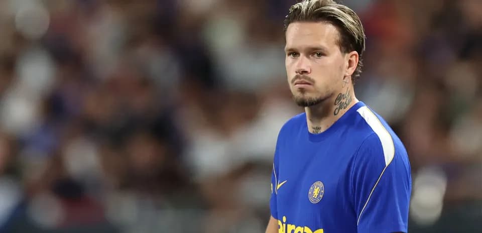 Futbolchi Chelsea formasi bilan maydonda turibdi