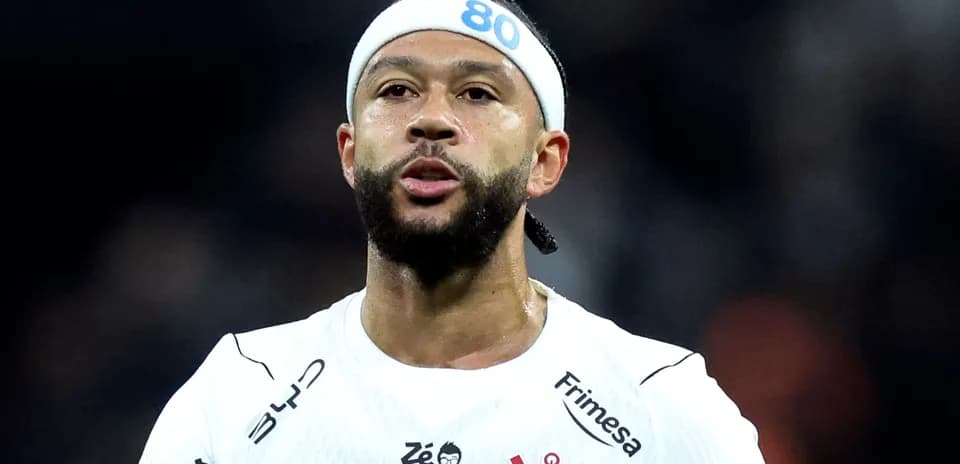 Futbolchi maydonda raqobatga tayyor holatda