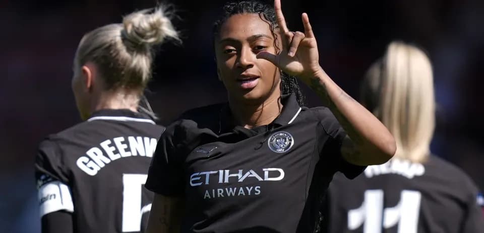 Futbolchi raqibga ishora qilmoqda, jamoa ortda