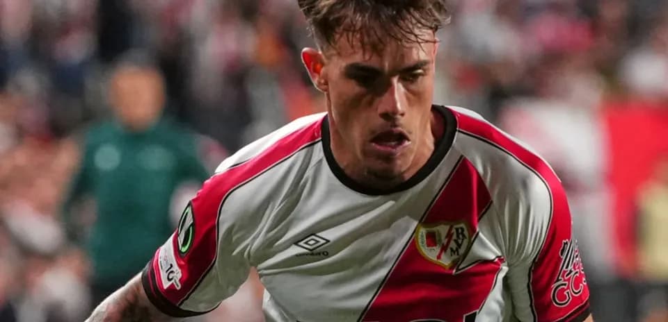 Futbolchi Rayo Vallecano formasida to'pni quchoq qilmoqda