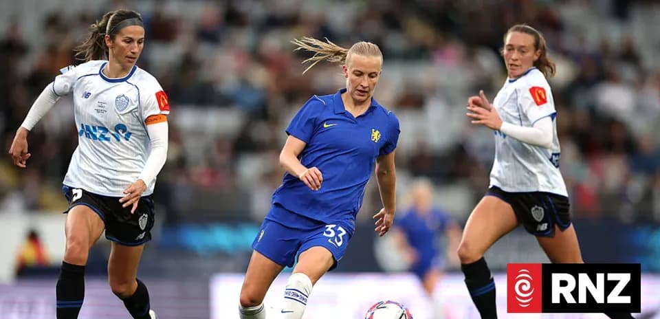 Uchta futbolchi maydonda to'pni quvlayapti