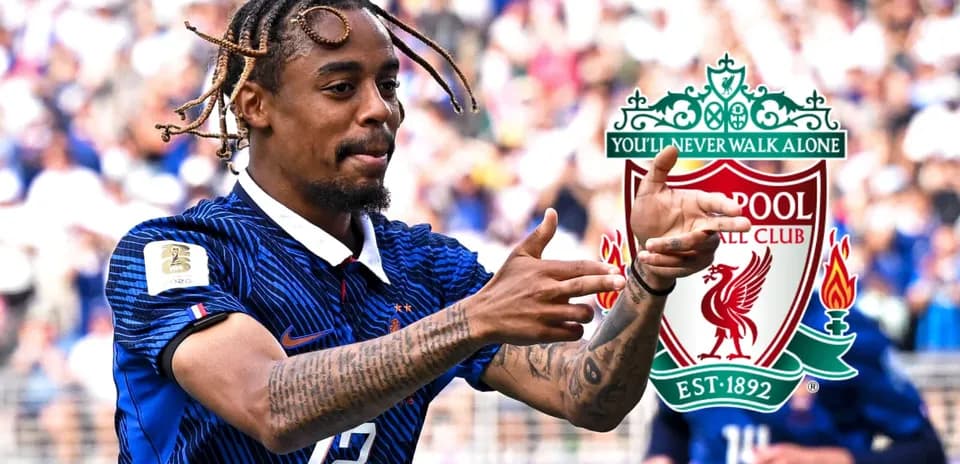 Futbolchi maydonida Liverpool logotipi bilan