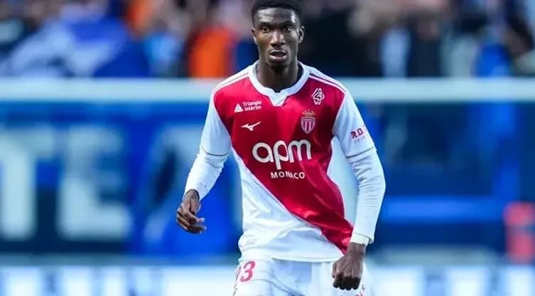 Futbolchi Monako formasida maydonda harakatda