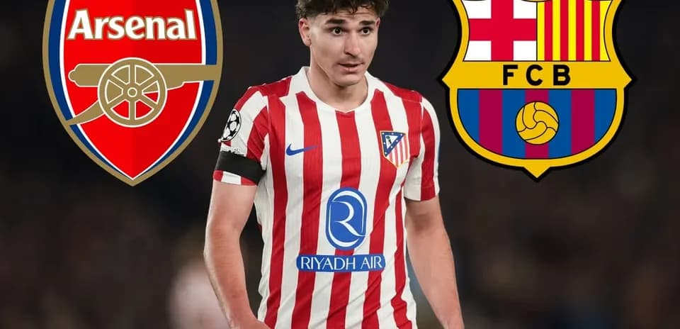 Futbolchi Atletiko Madrid formasida, Arsenal va Barcelona logotiplari