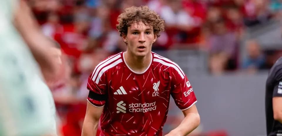 O'yin maydonida Liverpool futbolchisi harakatda