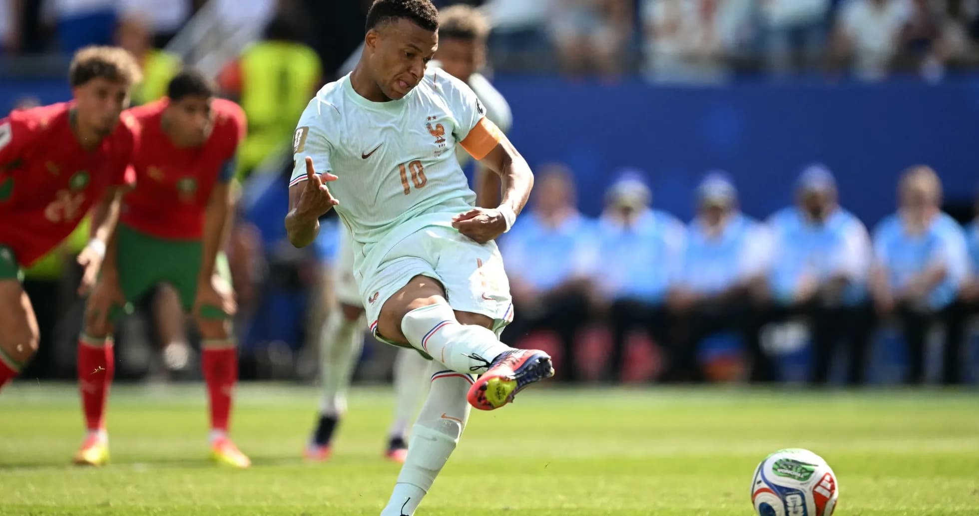 Futbolchi penaltini zarb berayotgan payti