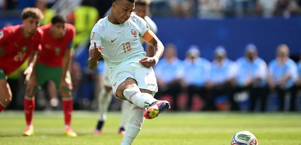 Futbolchi penaltini zarb berayotgan payti