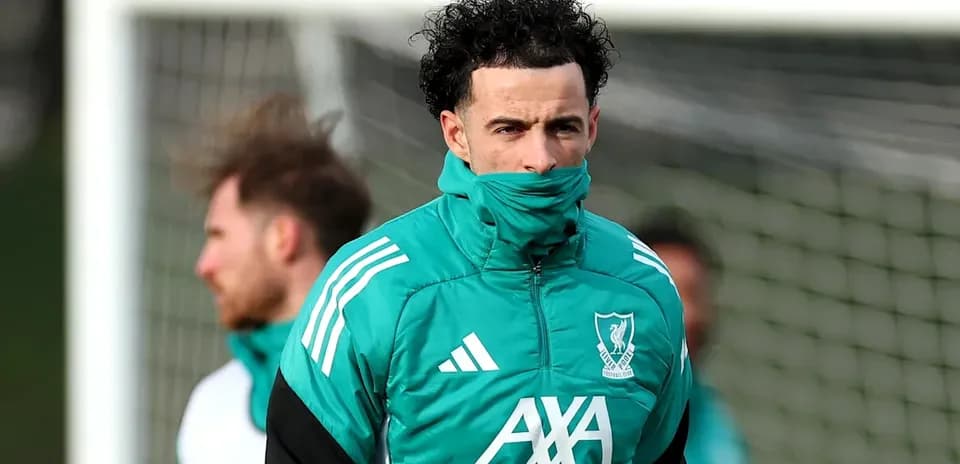 Futbolchi trening paytida kiyimni tortib turmoqda