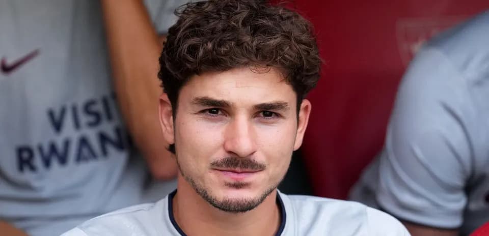 Futbolchi zaxirada o'rin egallagan holda