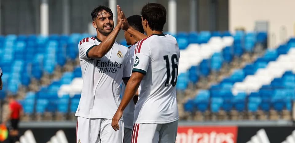 Futbolchilar bir-biriga qo'l berishmoqda