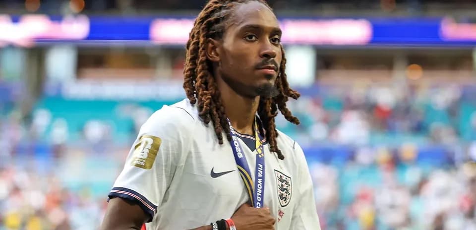 Futbolchi medal bilan maydonni tark etmoqda