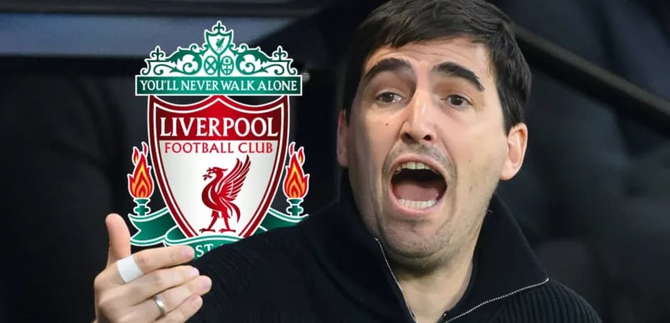 Ovoz chiqarayotgan murabbiy va Liverpool logotipi