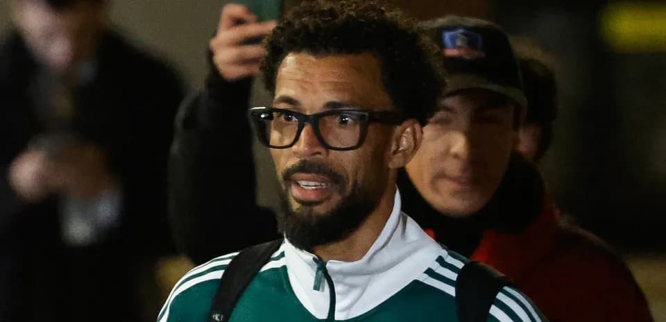Futbolchi yashil formada, suratga tushayotgan