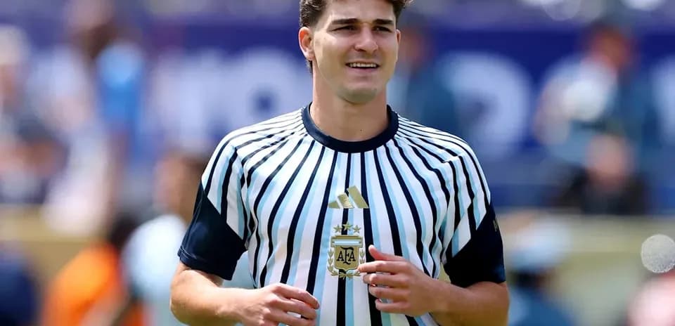 Futbolchi Argentina formasi bilan maydonda yurmoqda