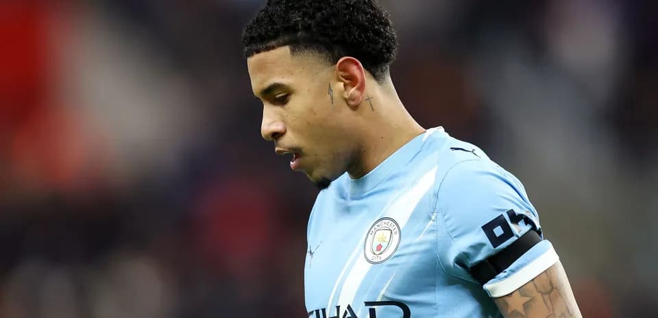 Futbolchi Manchester City formasida maydonda