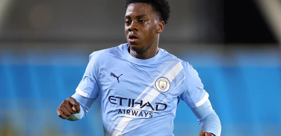 Futbolchi Manchester City formasida maydonda harakatda