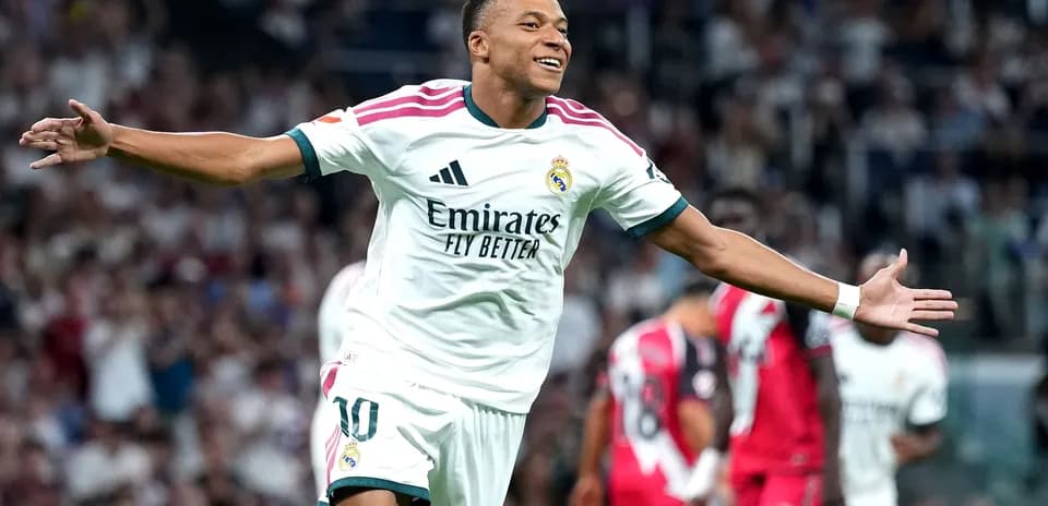 Futbolchi gol urganingdan keyin quvonch bilan