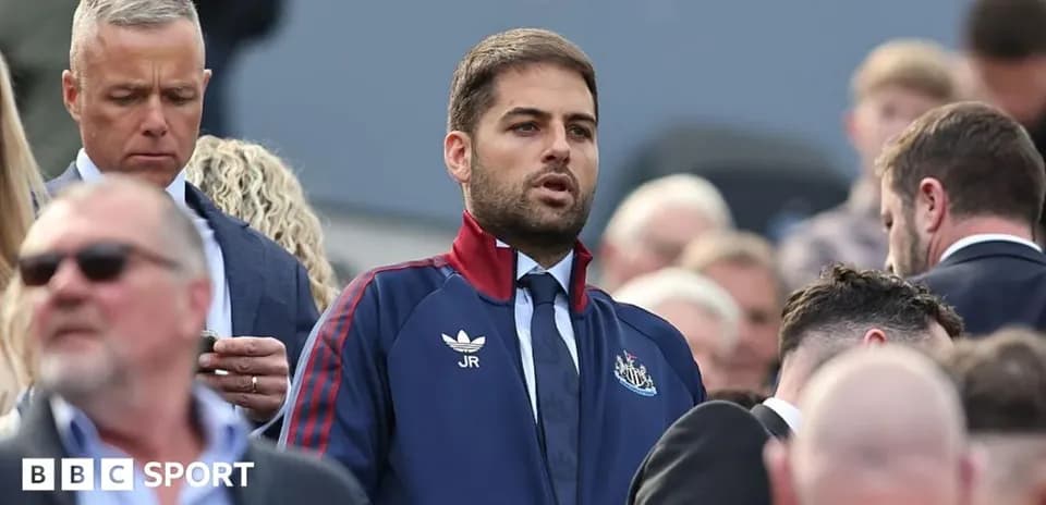 Jamoa kiyimidagi shaxslar stadionda turibdi
