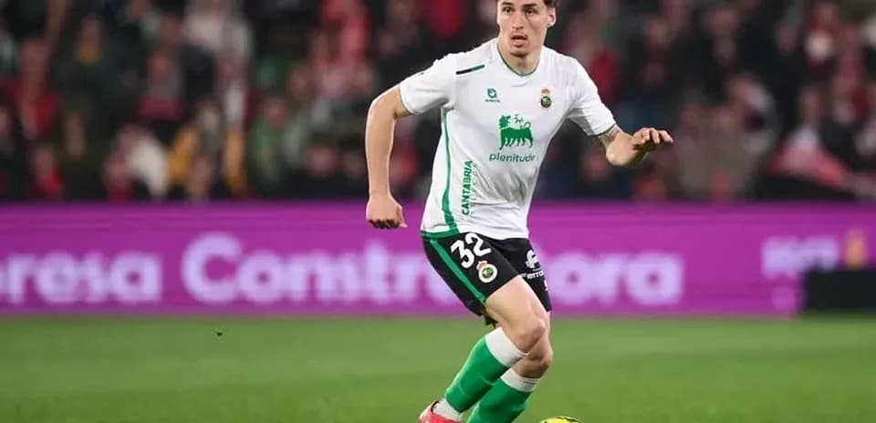 Futbolchi to'pni olib ketayotgan paytda