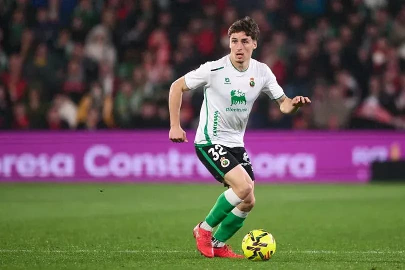 Futbolchi to'pni olib ketayotgan paytda